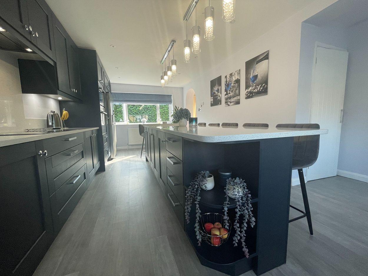 Shaker and handless kitchen design where simplicity is key.